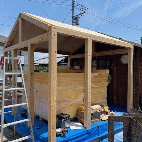 既存小屋に増築した木造の構造フレーム施工中