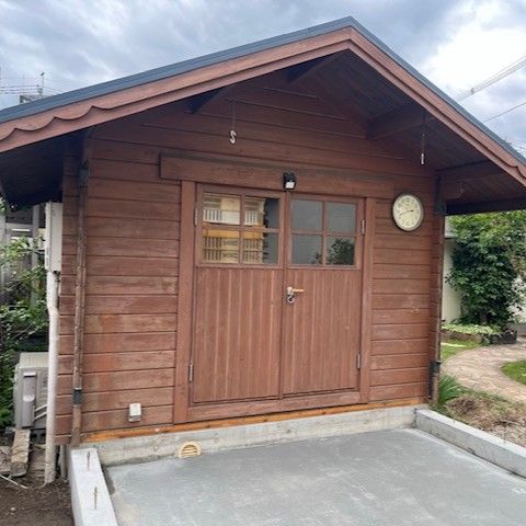 断熱施工と増築を行った木製小屋の外観