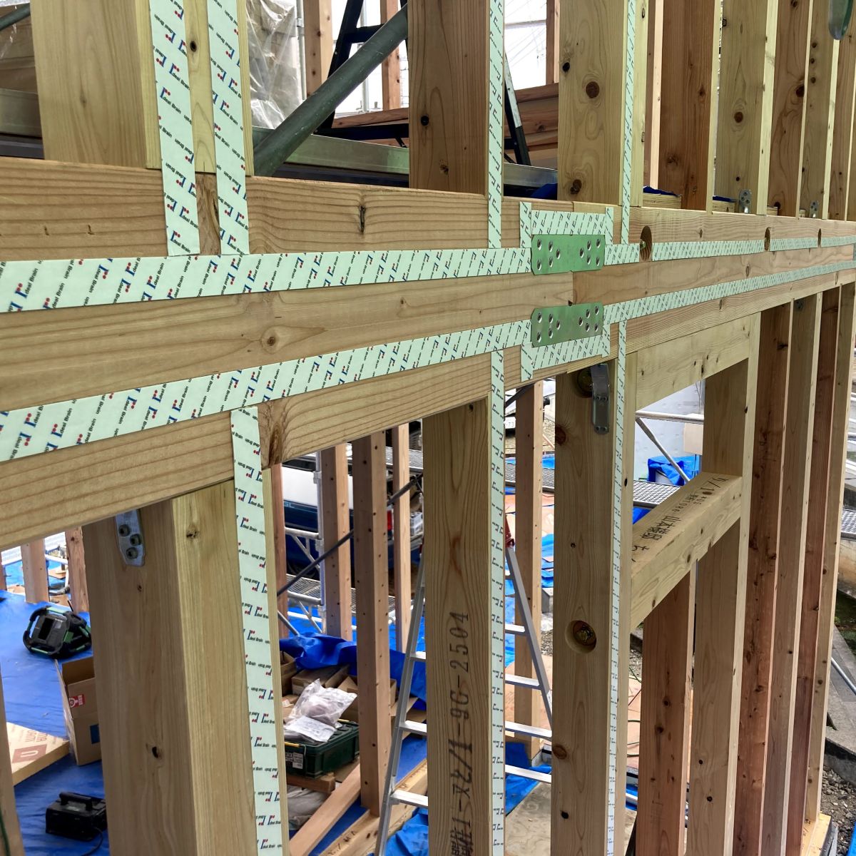 柱と横架材に施工したアイディールブレーン制震テープの詳細