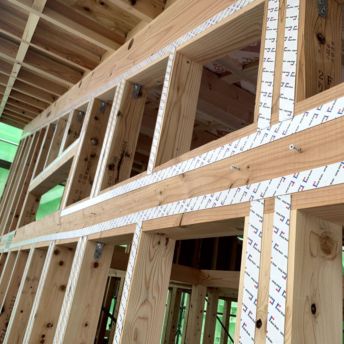 アイディールブレーン制震テープを柱・間柱に施工した様子