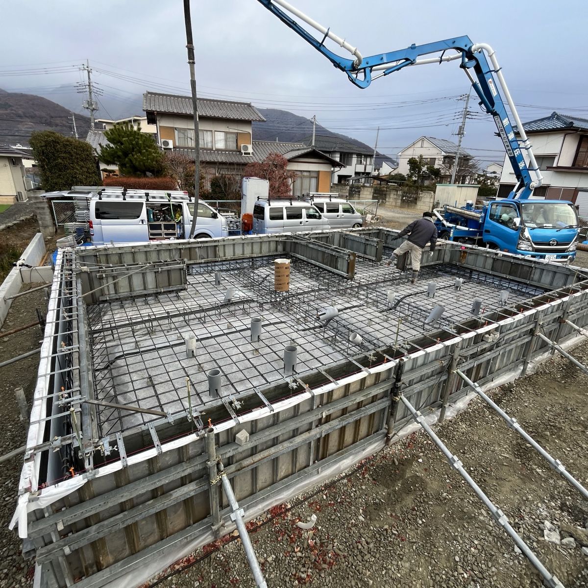 基礎一体打ちのための型枠と配筋の施工状況
