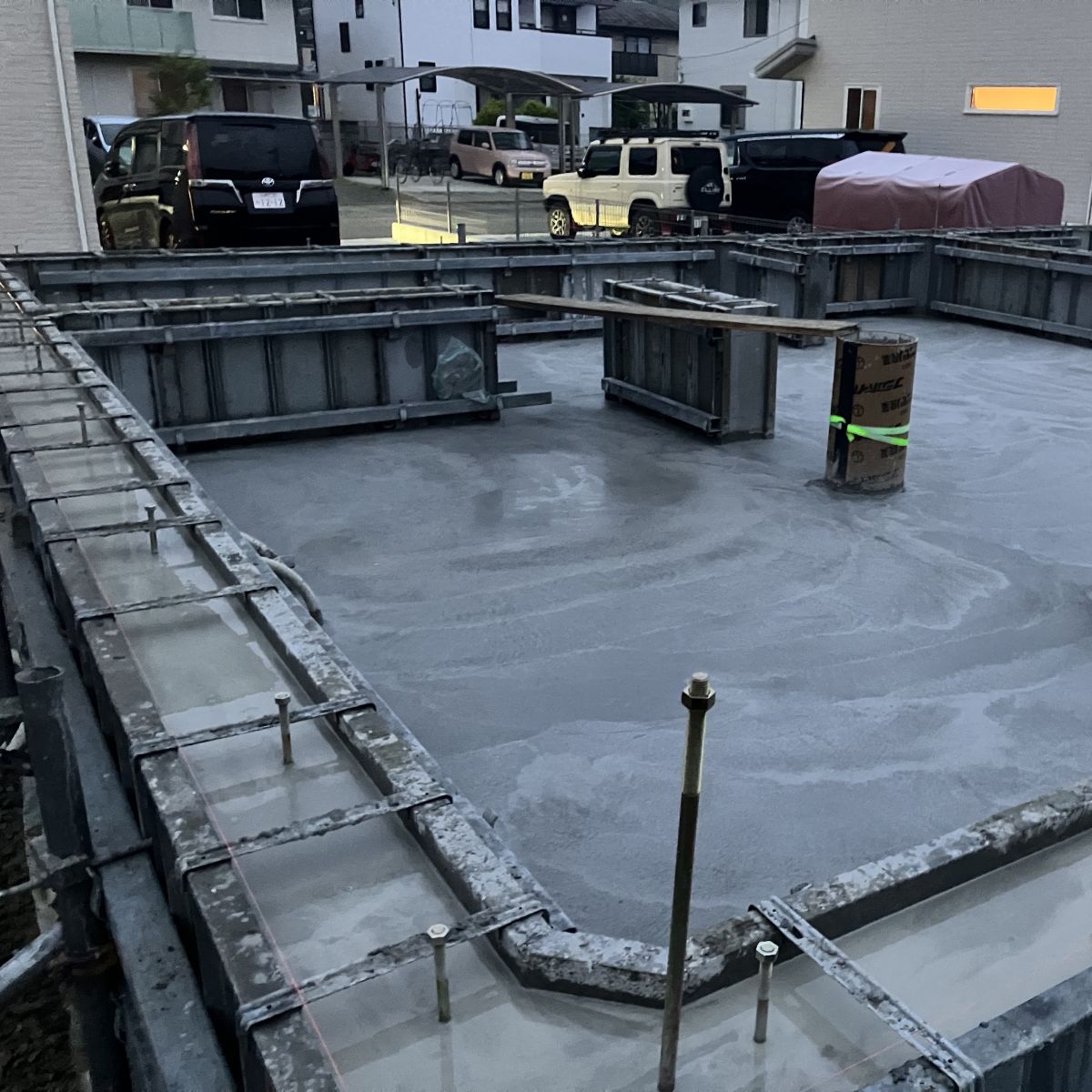 コンクリート打設後の基礎スラブと立ち上がり部分の仕上がり