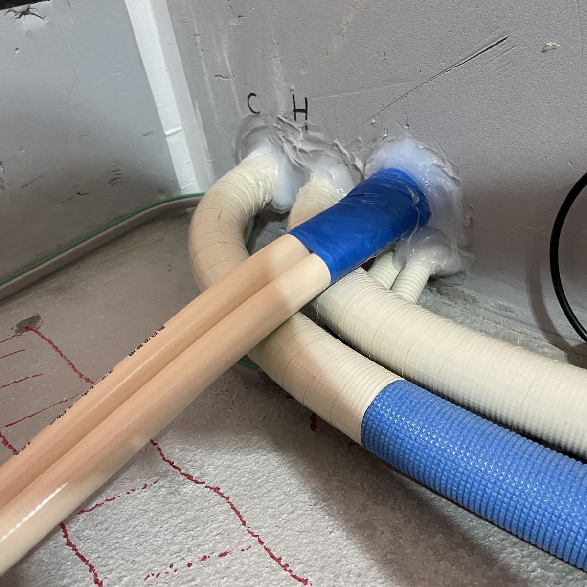 浴室配管の壁貫通部に気密処理を施した施工状況