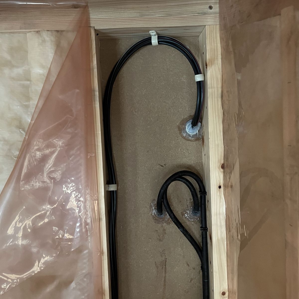 電気配線スリーブ周りの気密処理を施した施工状況