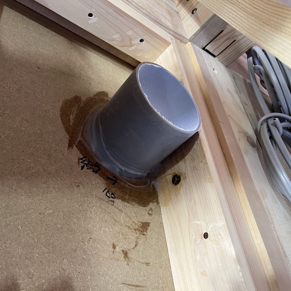 給気口スリーブ周りの気密処理を行った施工状況