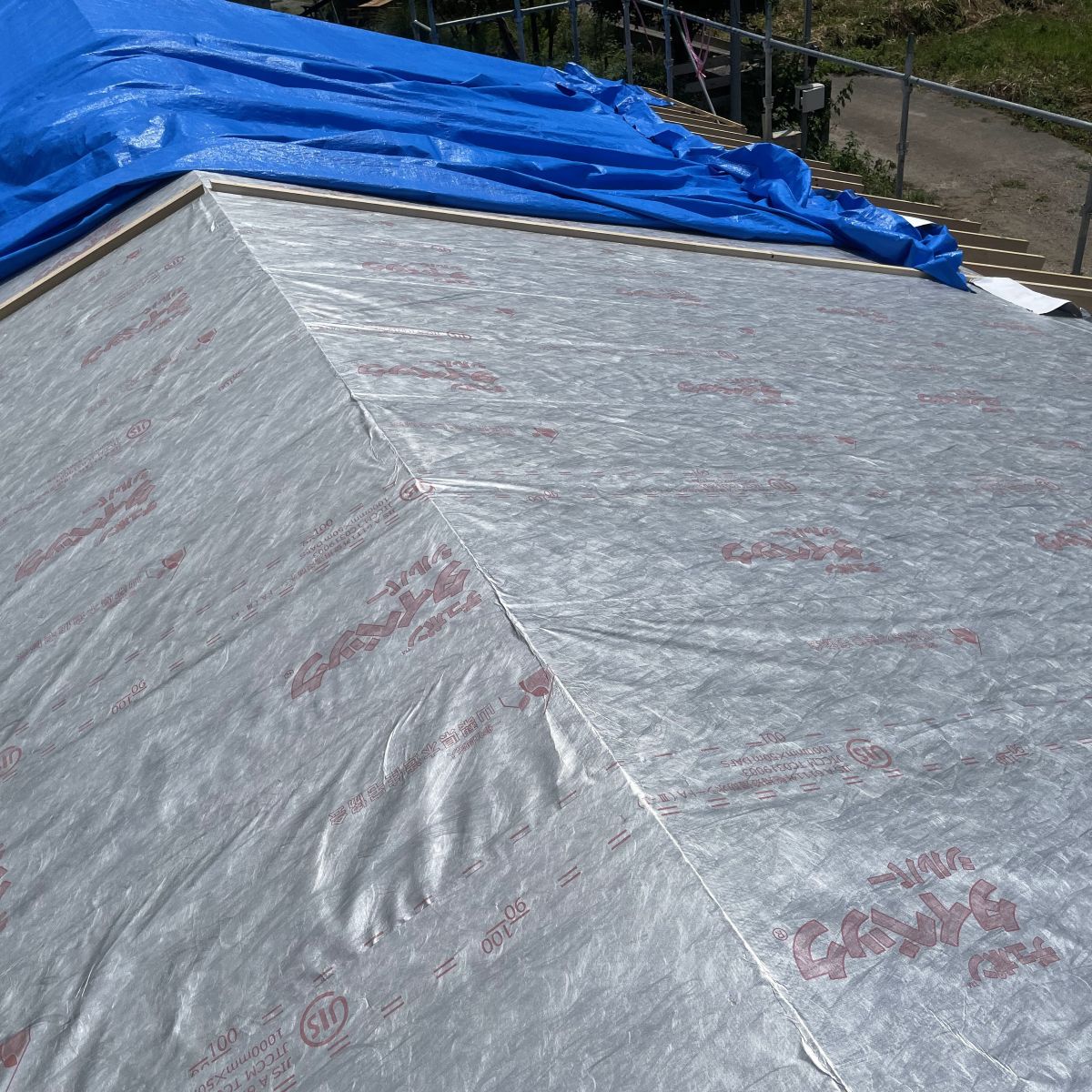 屋根全面に遮熱シートを施工した状態