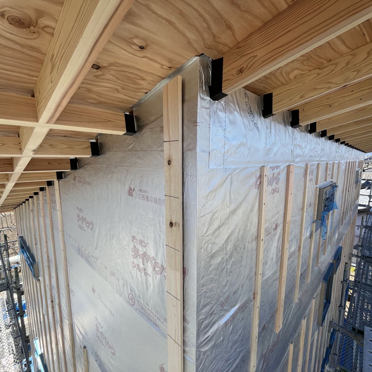 屋根と外壁の取り合い部で遮熱シートを連続させた施工