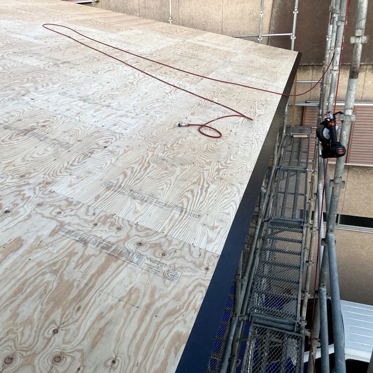 屋根全体に施工された野地板の仕上がり状態