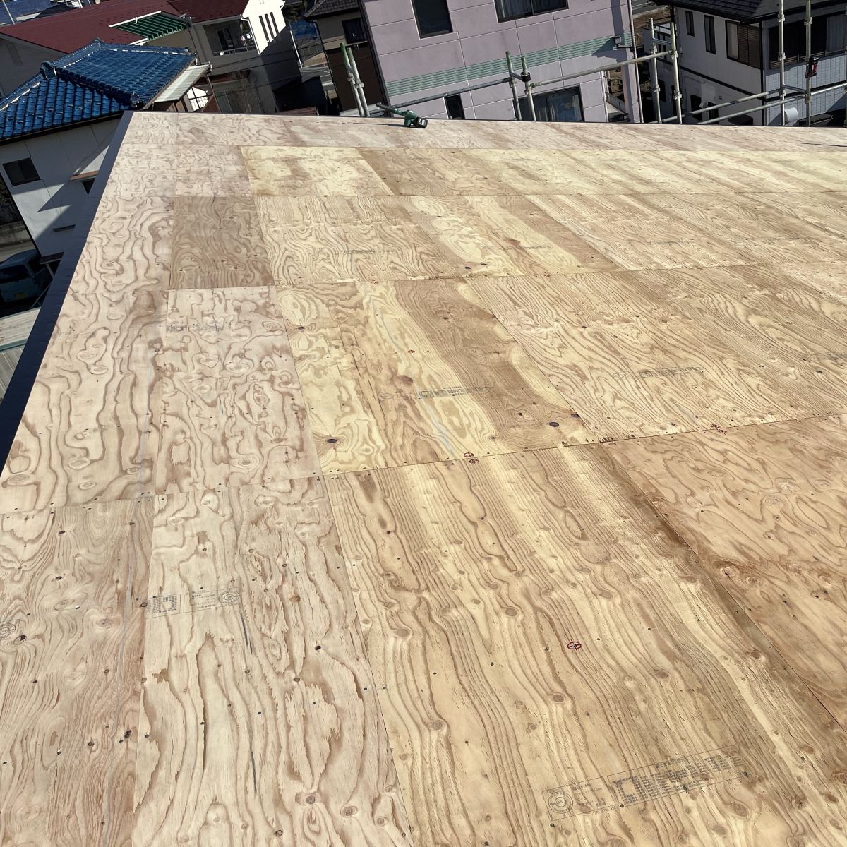 屋根の野地板の木口に防水テープを施工した状態