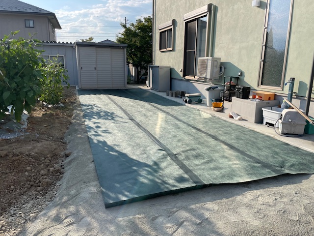 人工芝施工前の防草シート敷設状況