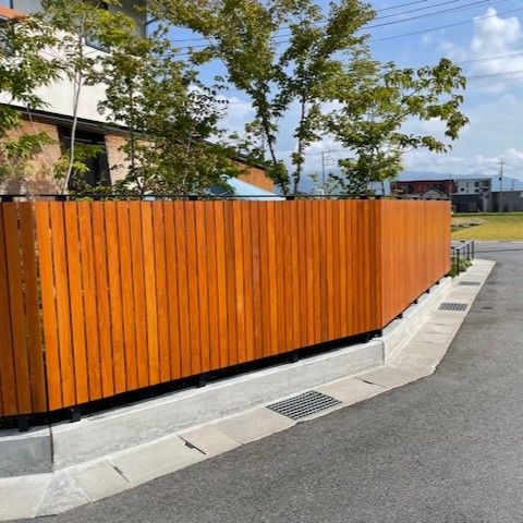 木製フェンスの連続した納まりと外構ライン（山梨の注文住宅）