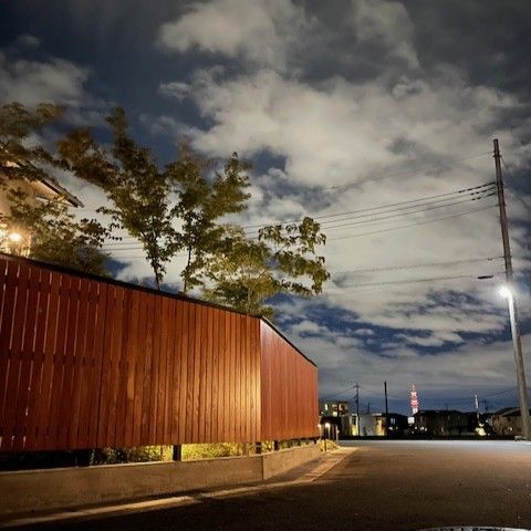 夜の照明で映える木製フェンス外構（山梨の注文住宅）