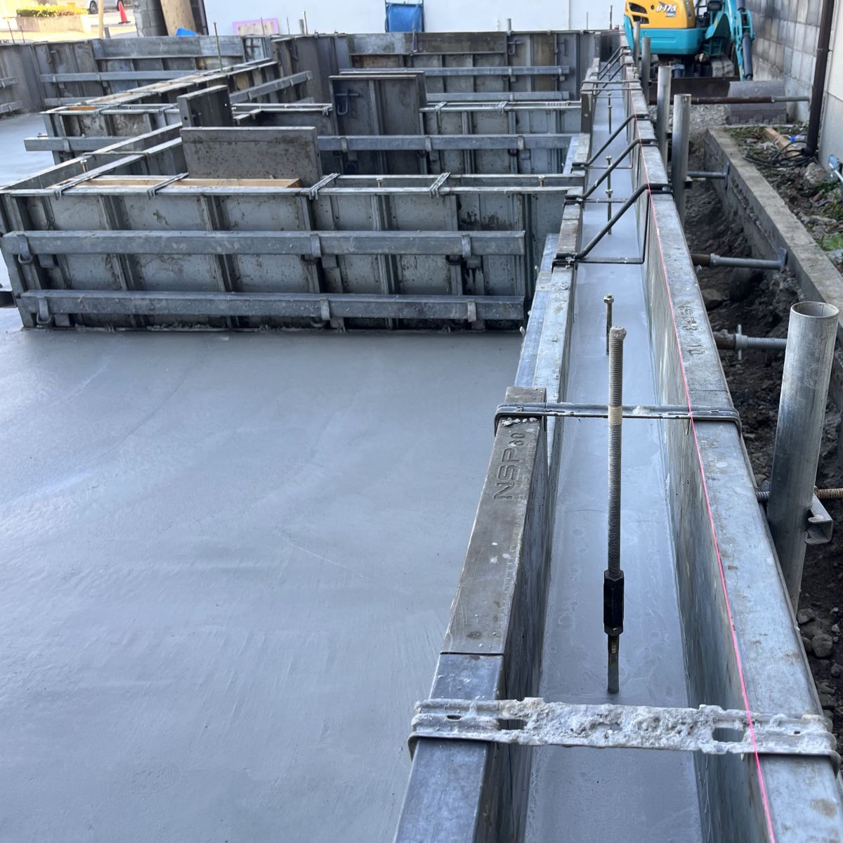 基礎立上りのコンクリート打設後とアンカーボルト位置