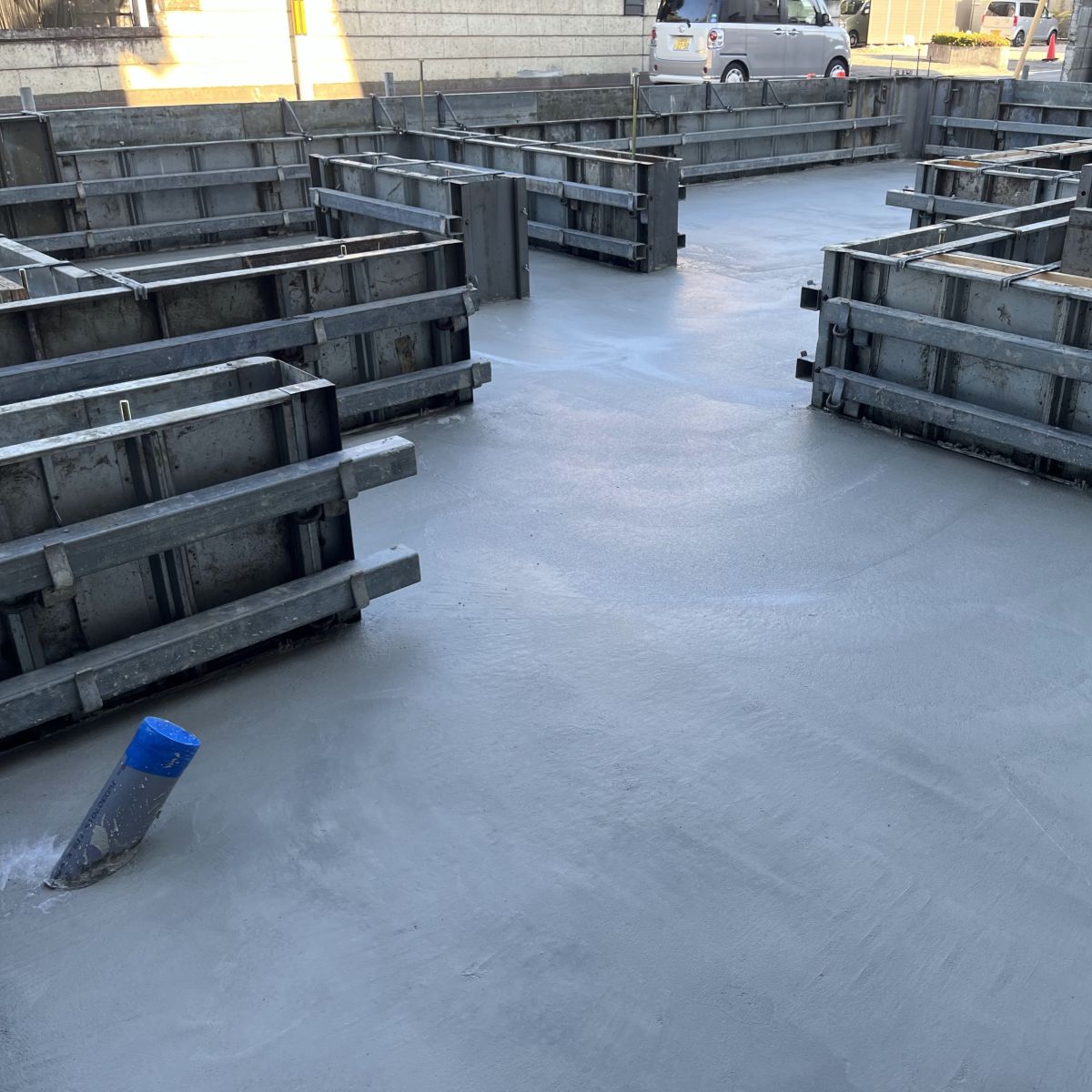 基礎スラブのコンクリート打設後の仕上がり状況