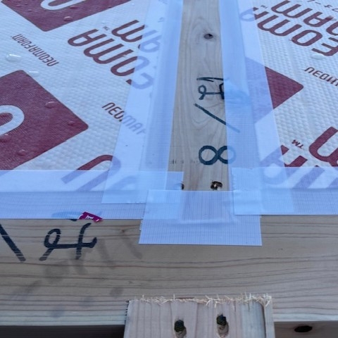 床断熱ネオマフォームの継ぎ目を気密テープで処理した施工