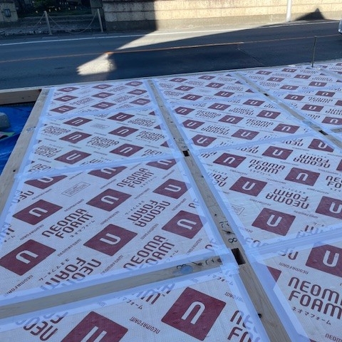 ネオマフォームによる床断熱施工と気密テープ処理の様子