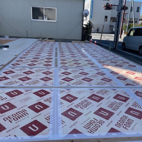 ネオマフォームによる床断熱施工と気密テープ処理の様子