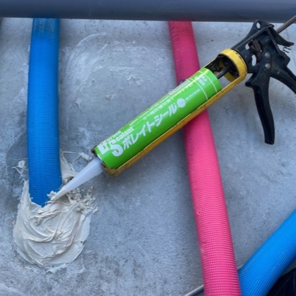 配管貫通部に防蟻コーキングを施工してシロアリ侵入を防止する処理