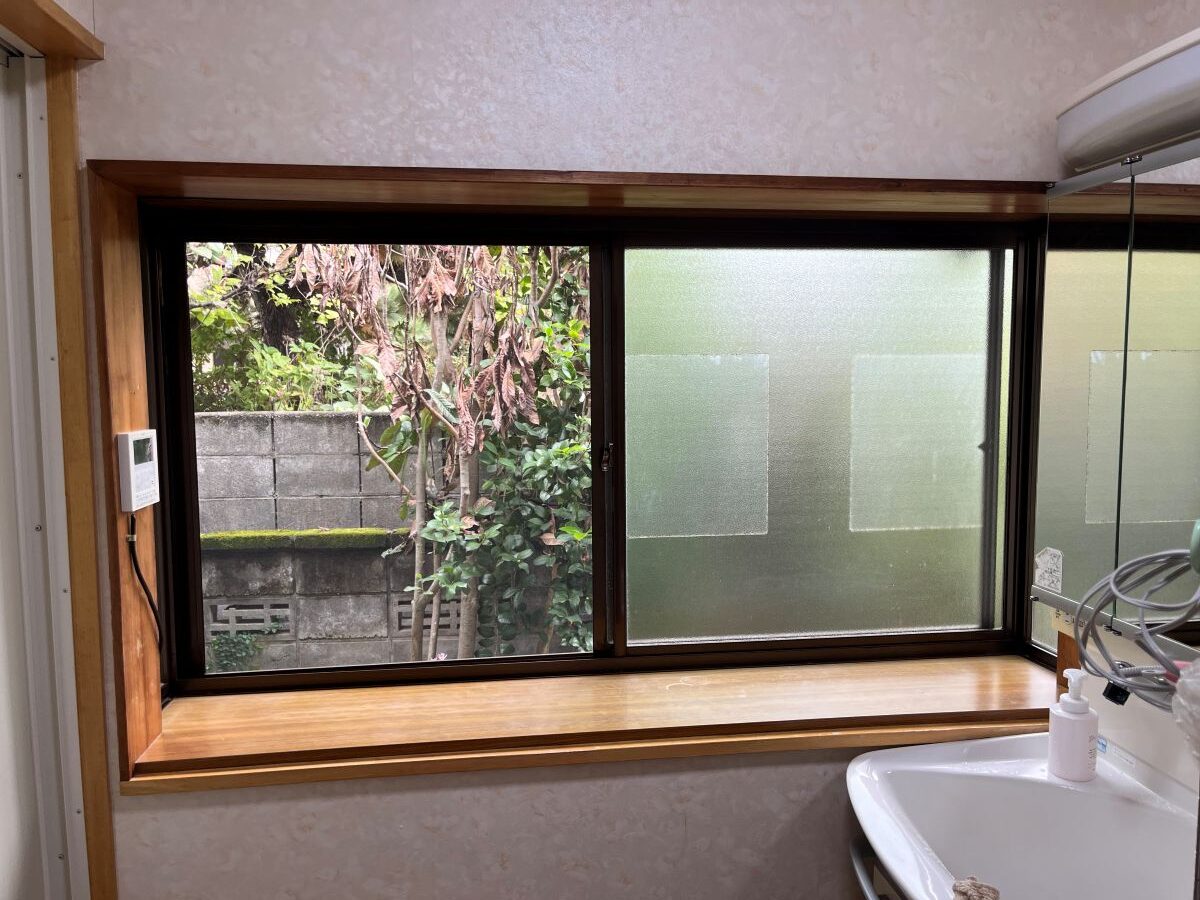 内窓設置前の洗面所の窓