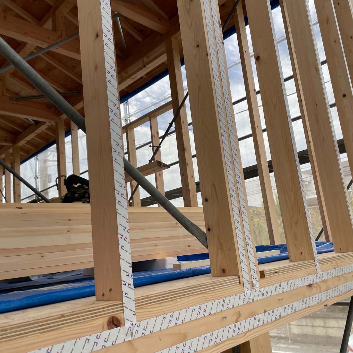 アイディールブレーン社の制震テープを柱に施工した木造住宅の構造躯体