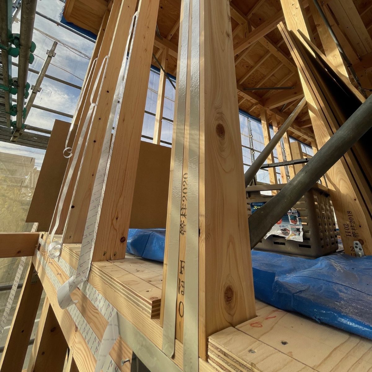 柱にアイディールブレーン社の制震テープを施工する工程