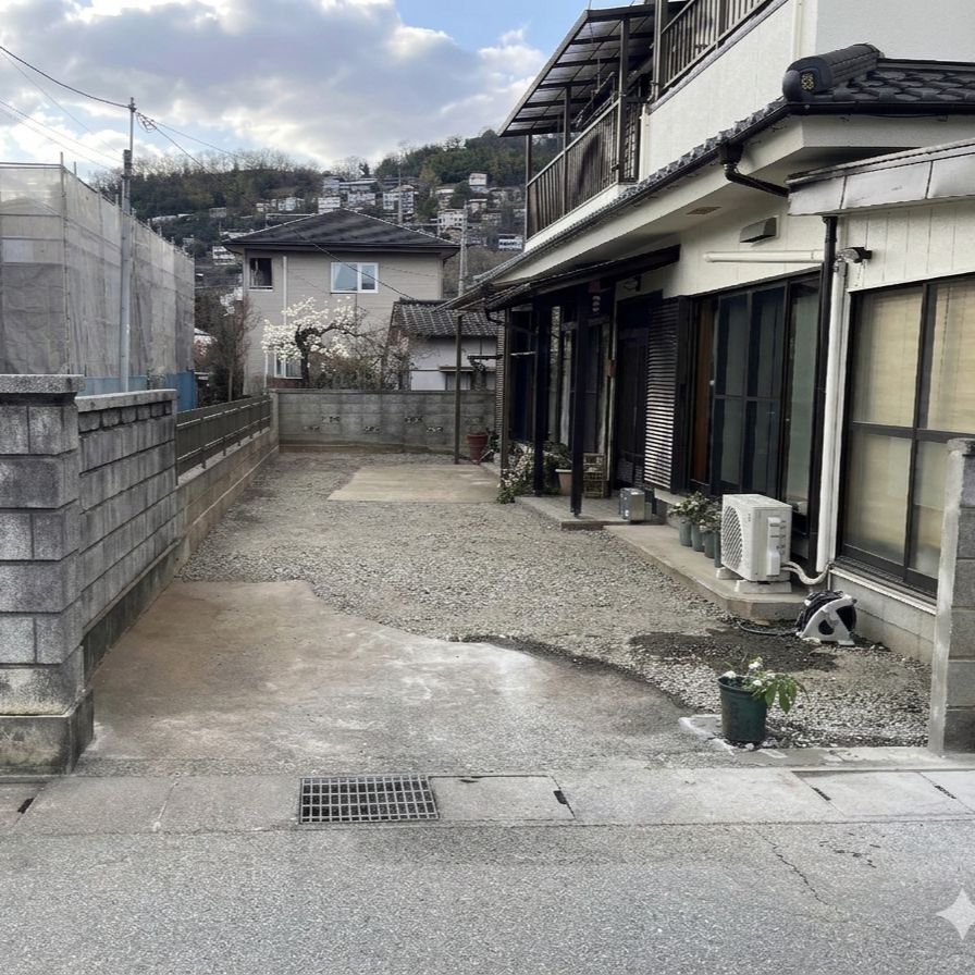 庭石と植栽を撤去して整地された敷地