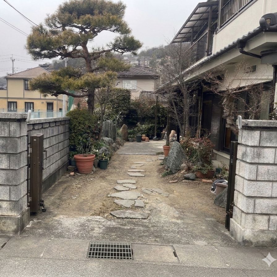 庭の石や植栽が多く残る庭の撤去工事前の状況