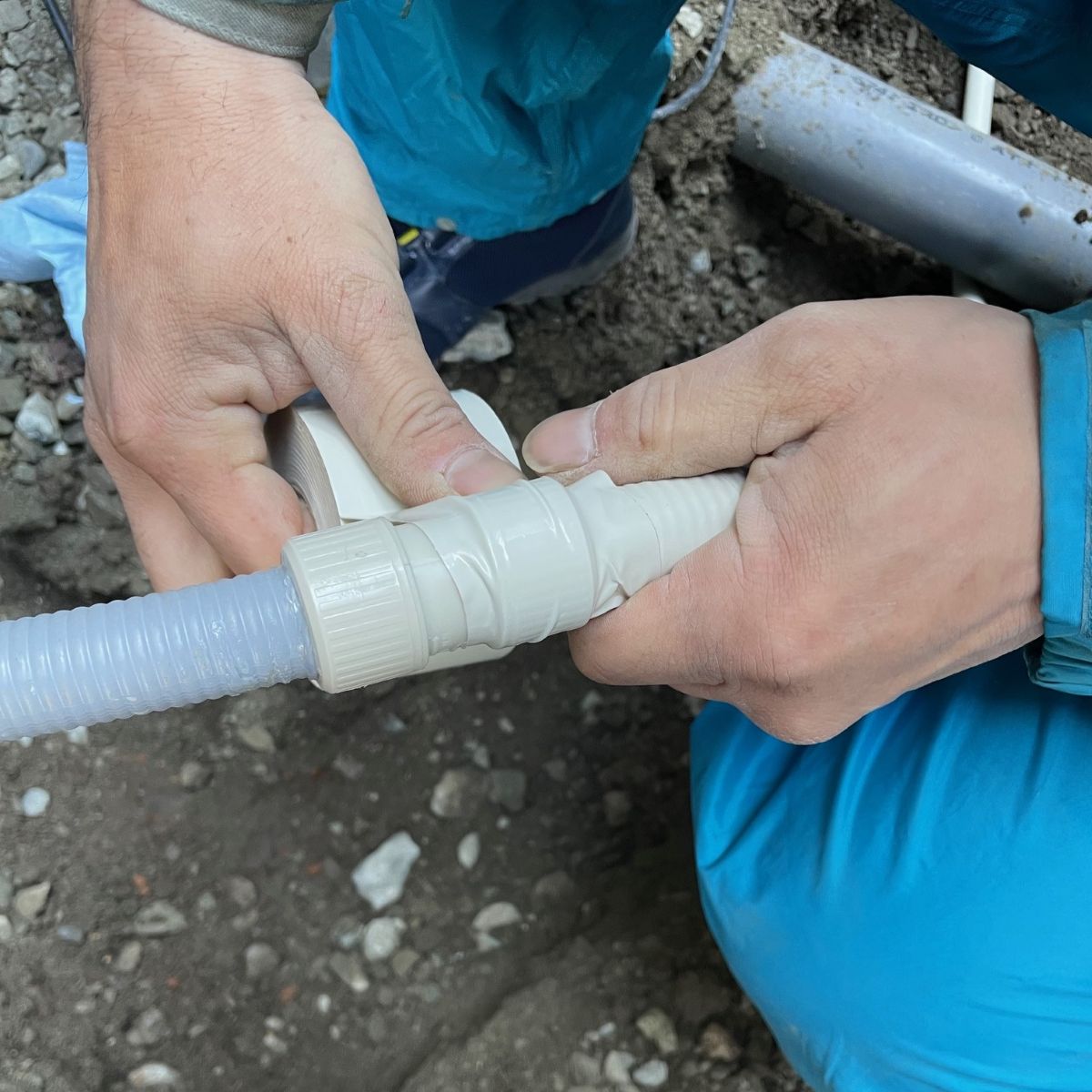 埋設配管の接続部をビニールテープで気密処理