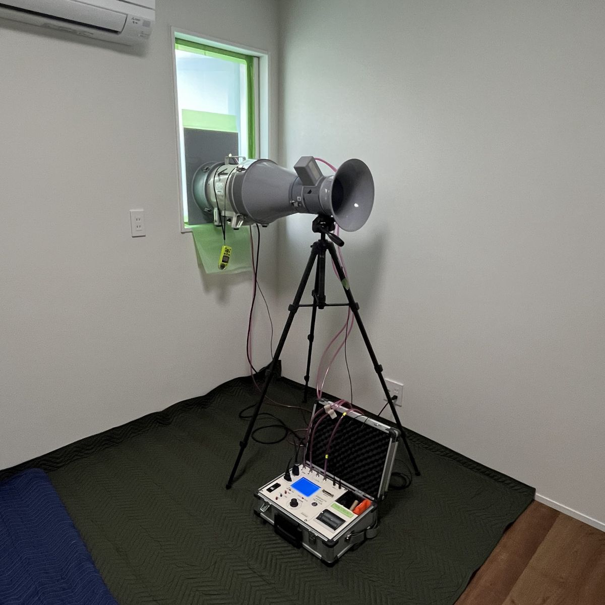 住宅の気密測定で使用するブロワードア試験機