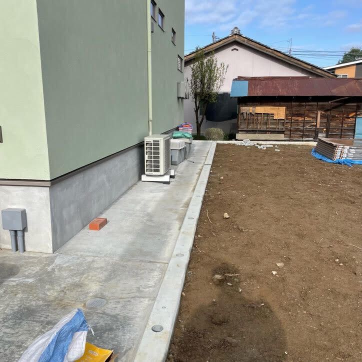 コンクリート土間にフェンス用の穴を開けるコア抜き施工