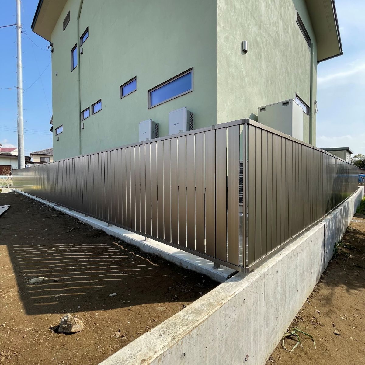 外構フェンスのコーナー部分を直線と直角精度を保って施工した仕上がり