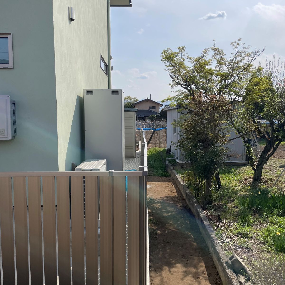 外構フェンスの通りを確認しながら微調整して設置した施工状況