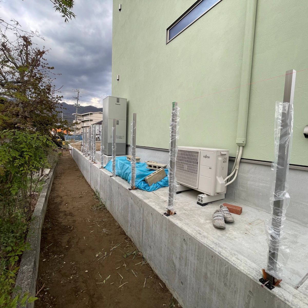 フェンス柱を水平垂直と一直線に揃えて設置している施工状況