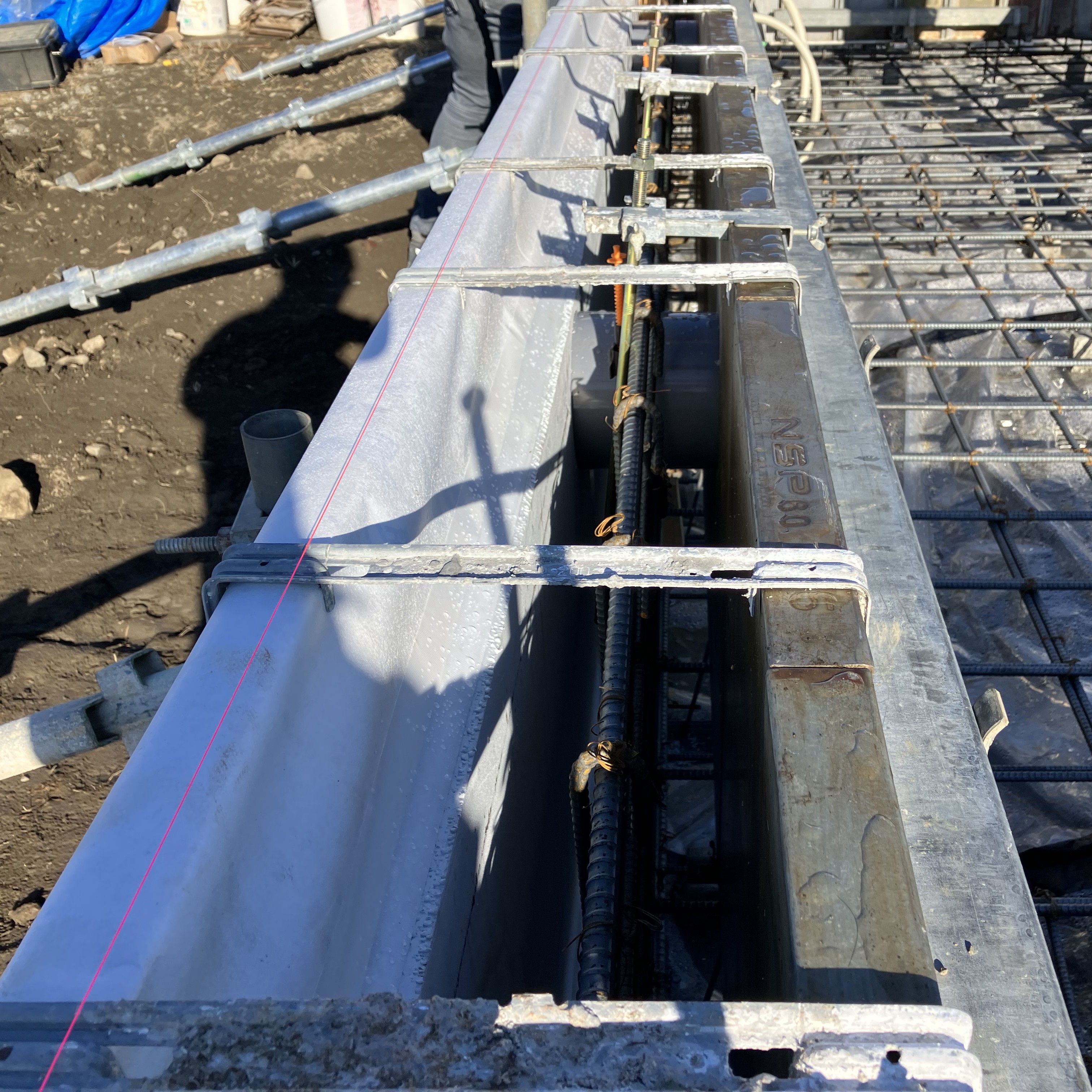 基礎立ち上がり部分の配筋と型枠内部の様子