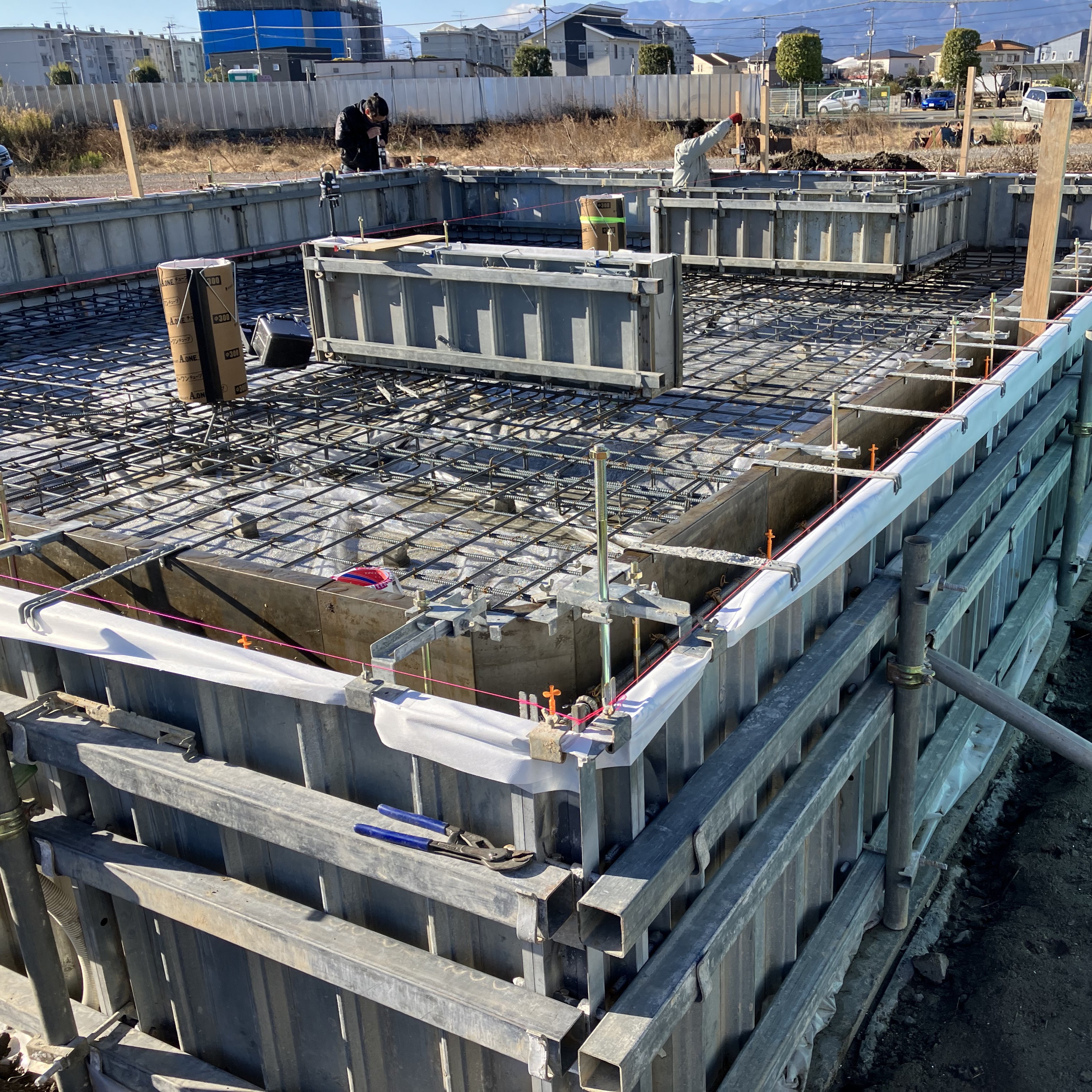 基礎配筋と型枠を組み立てた施工中の全景