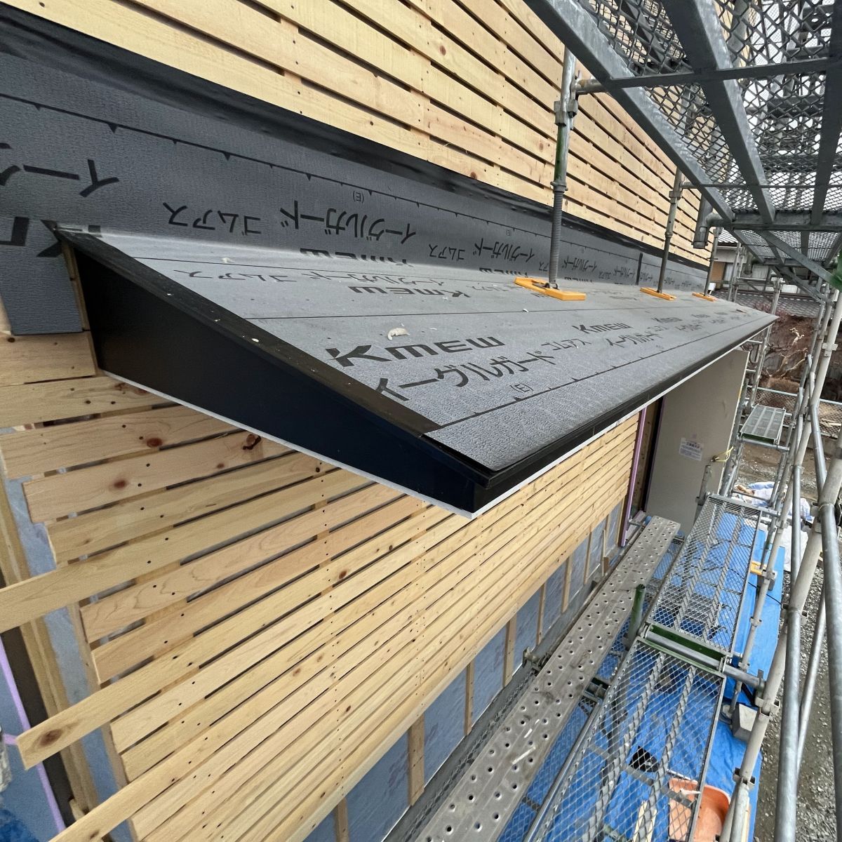 塗り壁仕上げ前の下地としてざら板を施工した下屋まわりの外壁