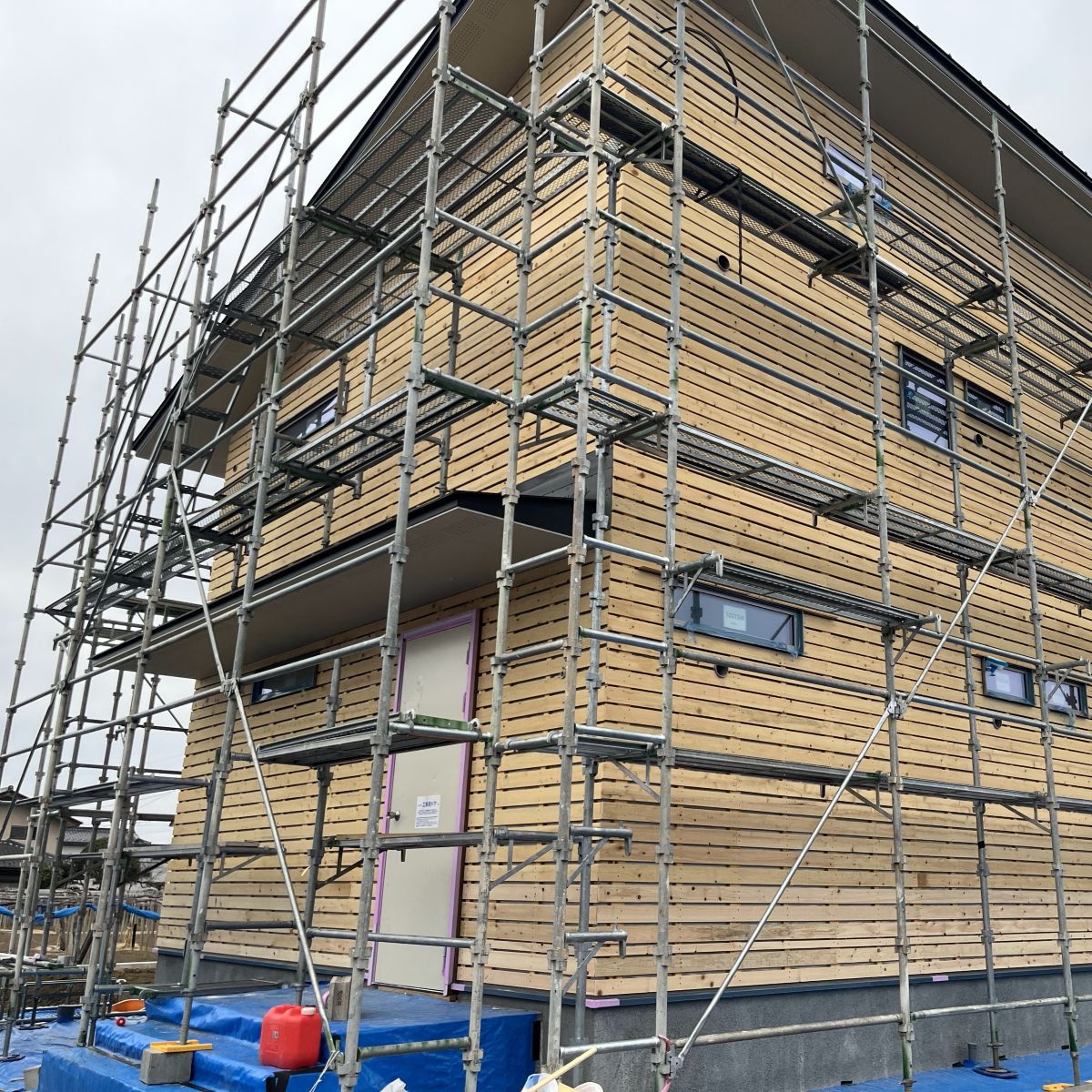 外壁全面にざら板下地を施工した新築住宅の全景