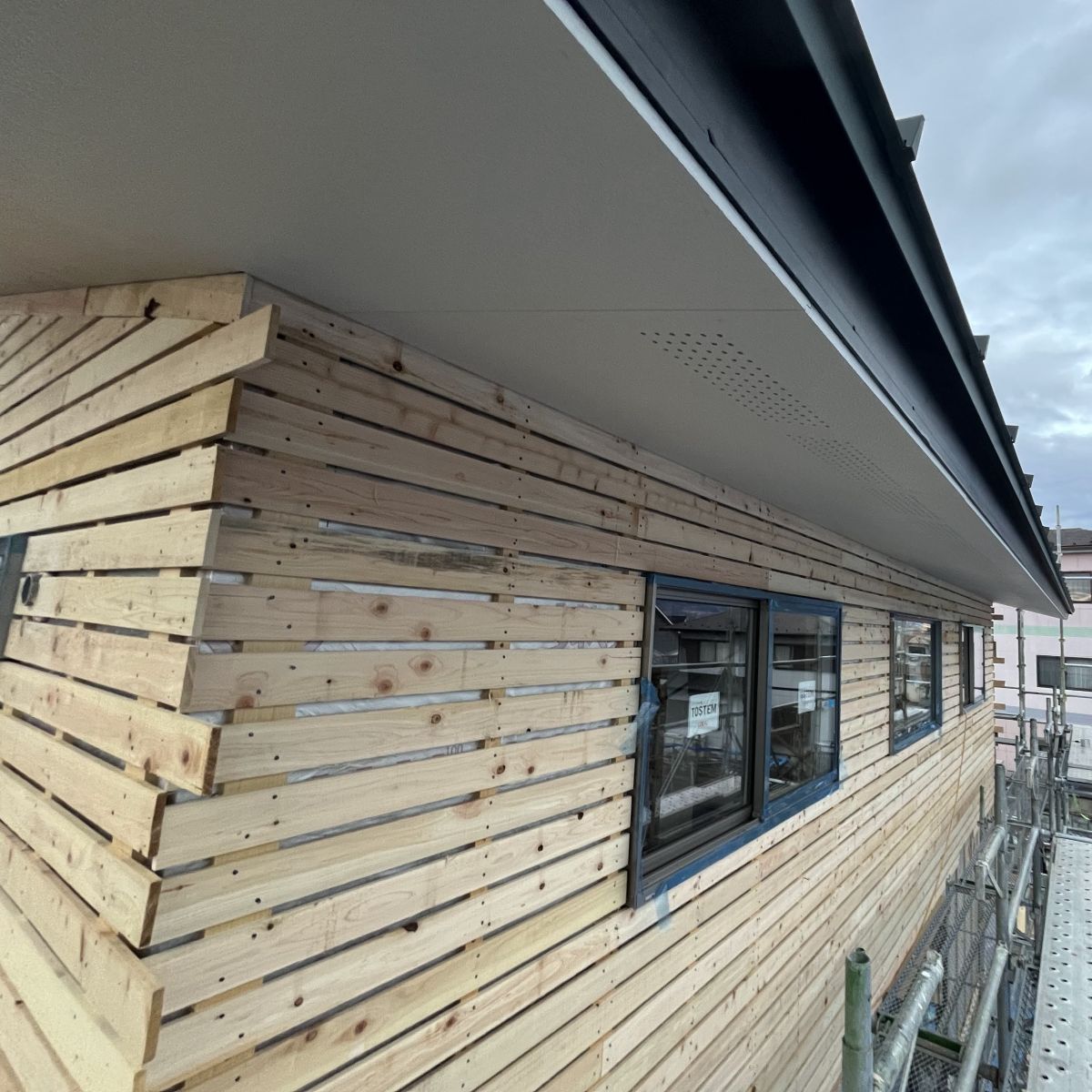 軒天と窓まわりを含む塗り壁下地のざら板施工