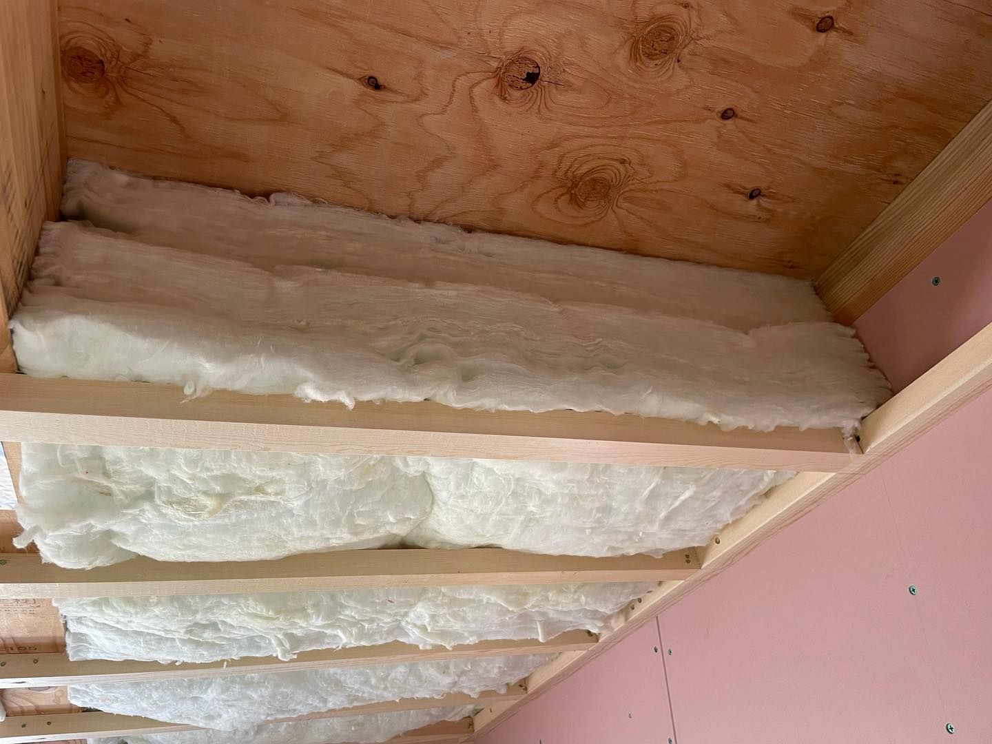 天井部分には105mmのグラスウールを2層にして施工しています。 断熱性能を高めるだけでなく、壁の石膏ボードを先に梁まで施工することで、万が一の火災時にも天井裏へ火が回りにくい納まりとしています。 見えなくなる部分ですが、快適性と安全性の両方に関わる重要な工程です。