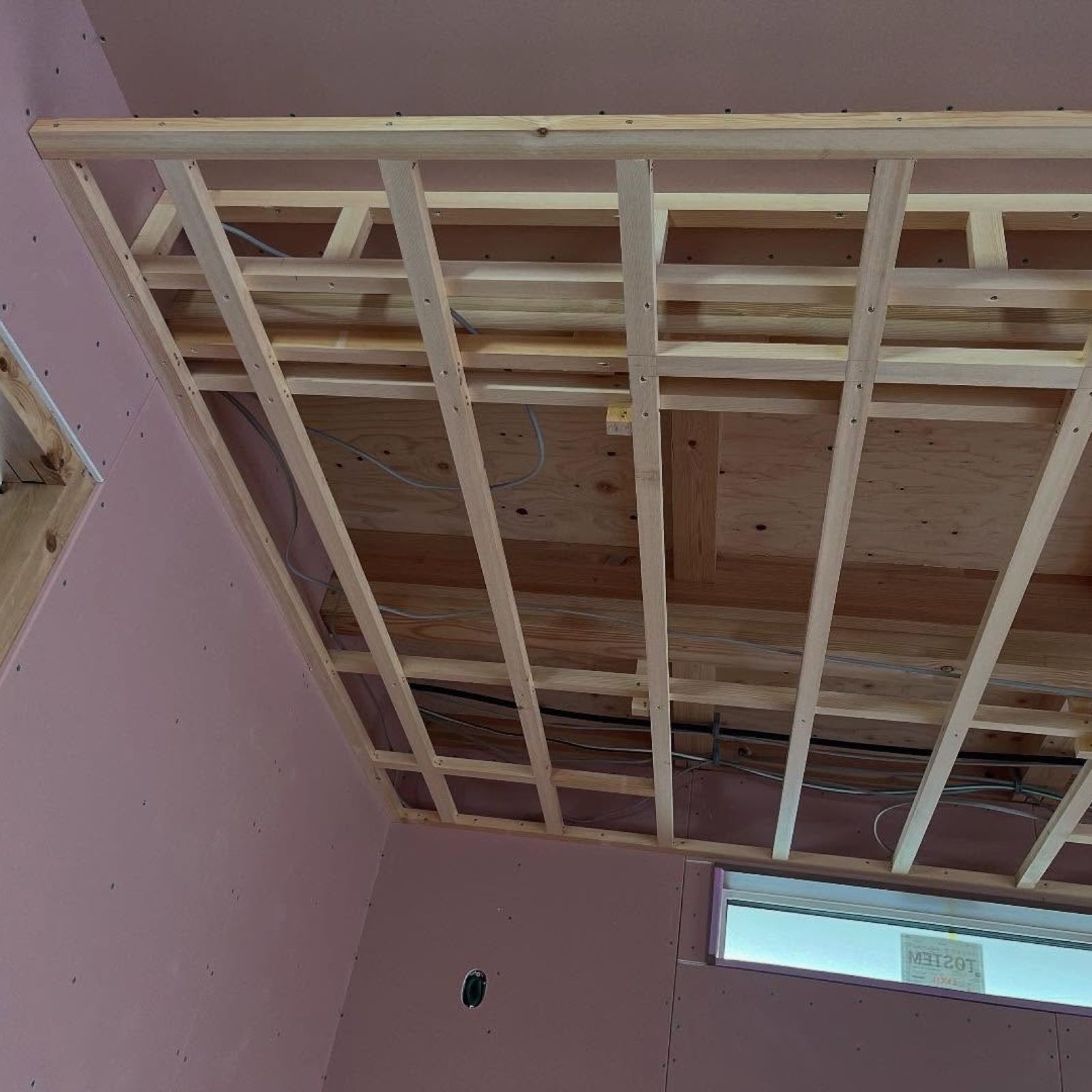 キッチン天井の間接照明用下地の組み方と配線状況