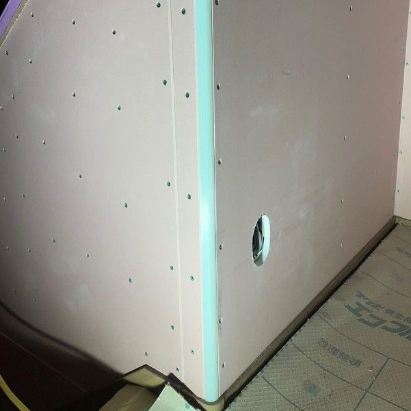 非構造部の出隅に施工したプラスチック製コーナー材