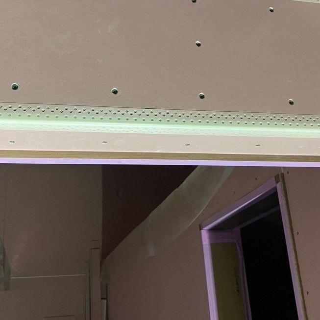 垂れ壁の出隅に施工した丸み付きコーナー材