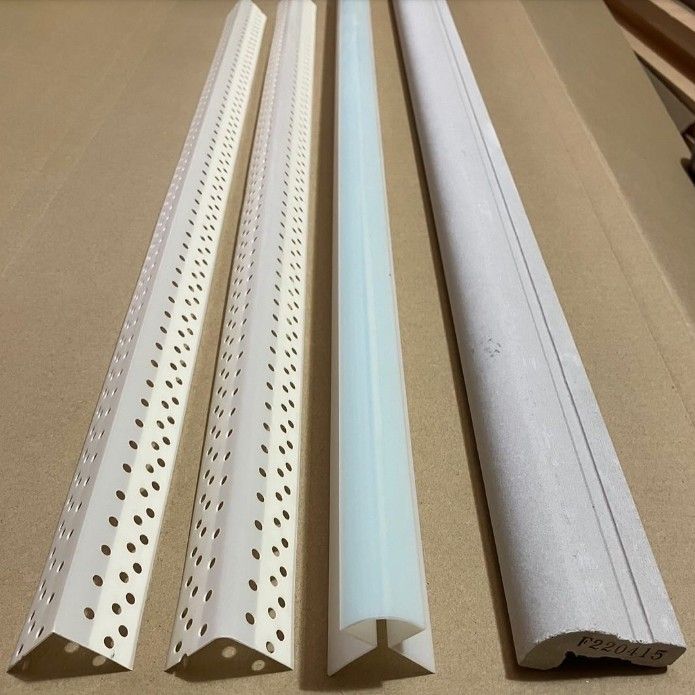 壁下地に施工する出隅用コーナー材