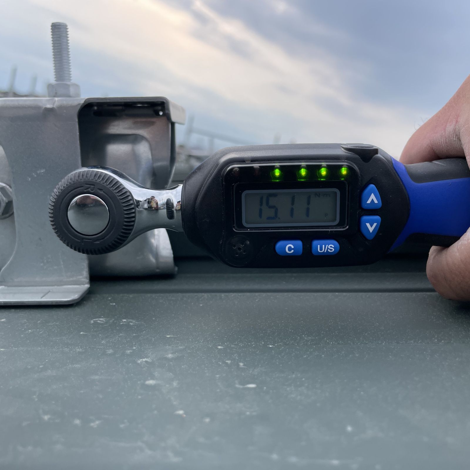 太陽光取付金具をデジタルトルクレンチで規定トルク15Nで締め付けている様子