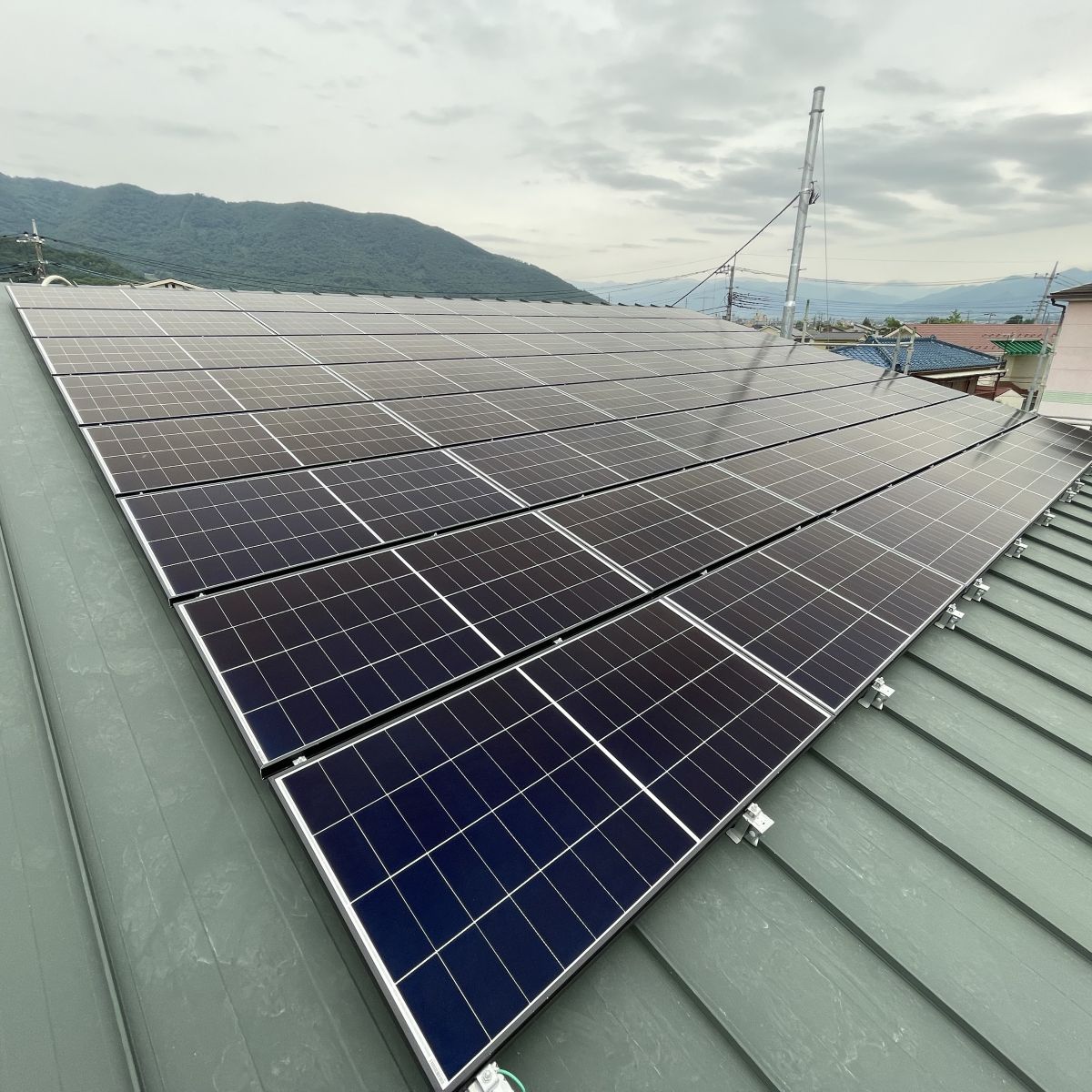 ガルバリウム鋼板屋根に太陽光パネルを設置した施工完了写真
