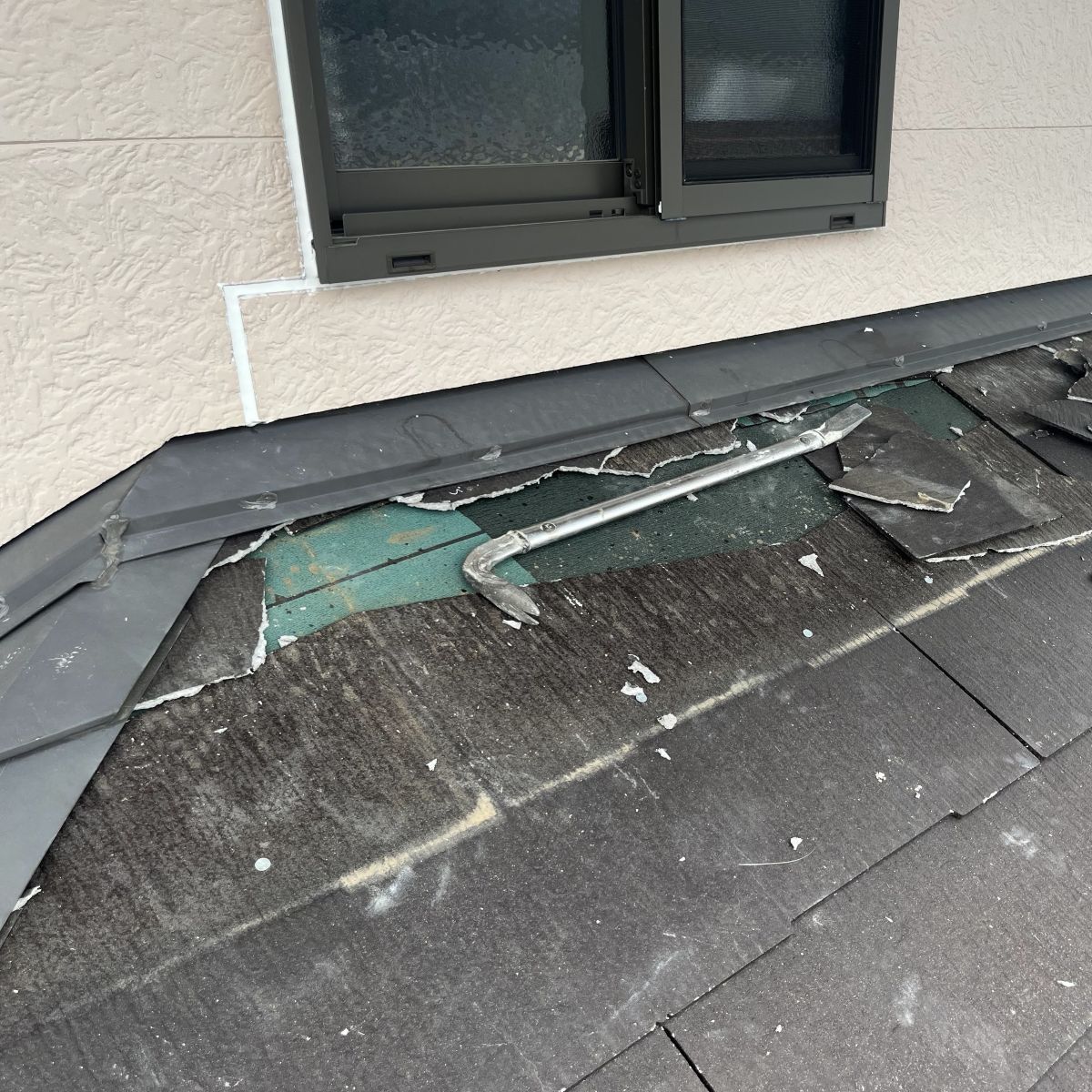 劣化したコロニアル屋根材を撤去している施工中の様子