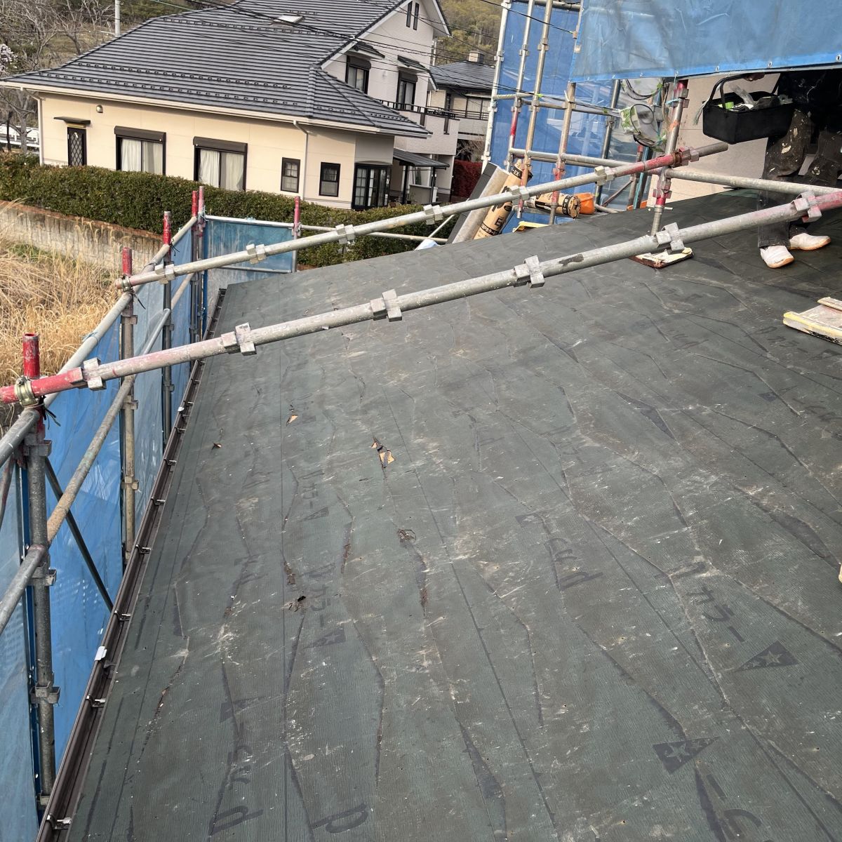 コロニアル屋根を撤去し下地のルーフィングが露出した状態