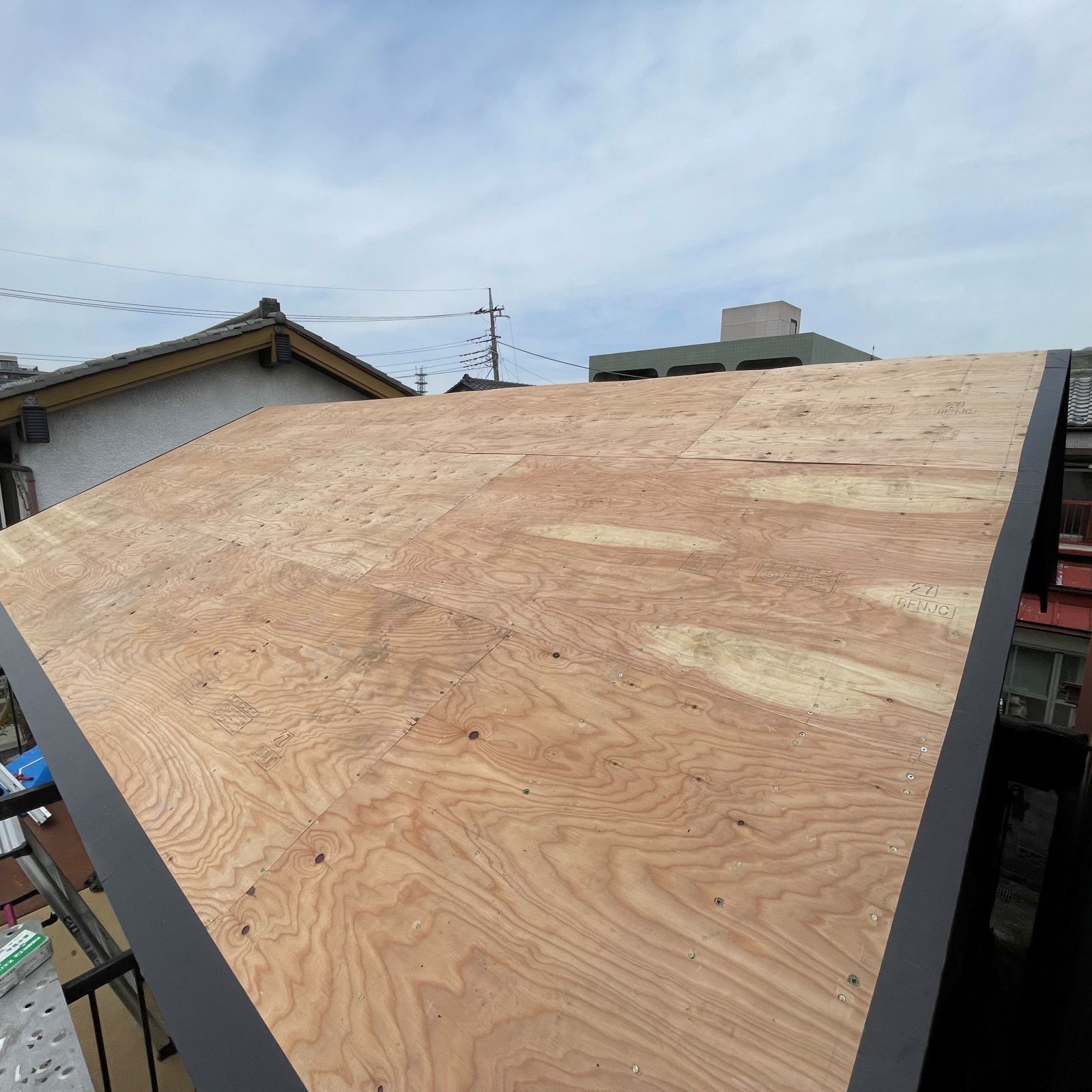 既存の野地板の上から新しい野地板を重ね張りした施工状況