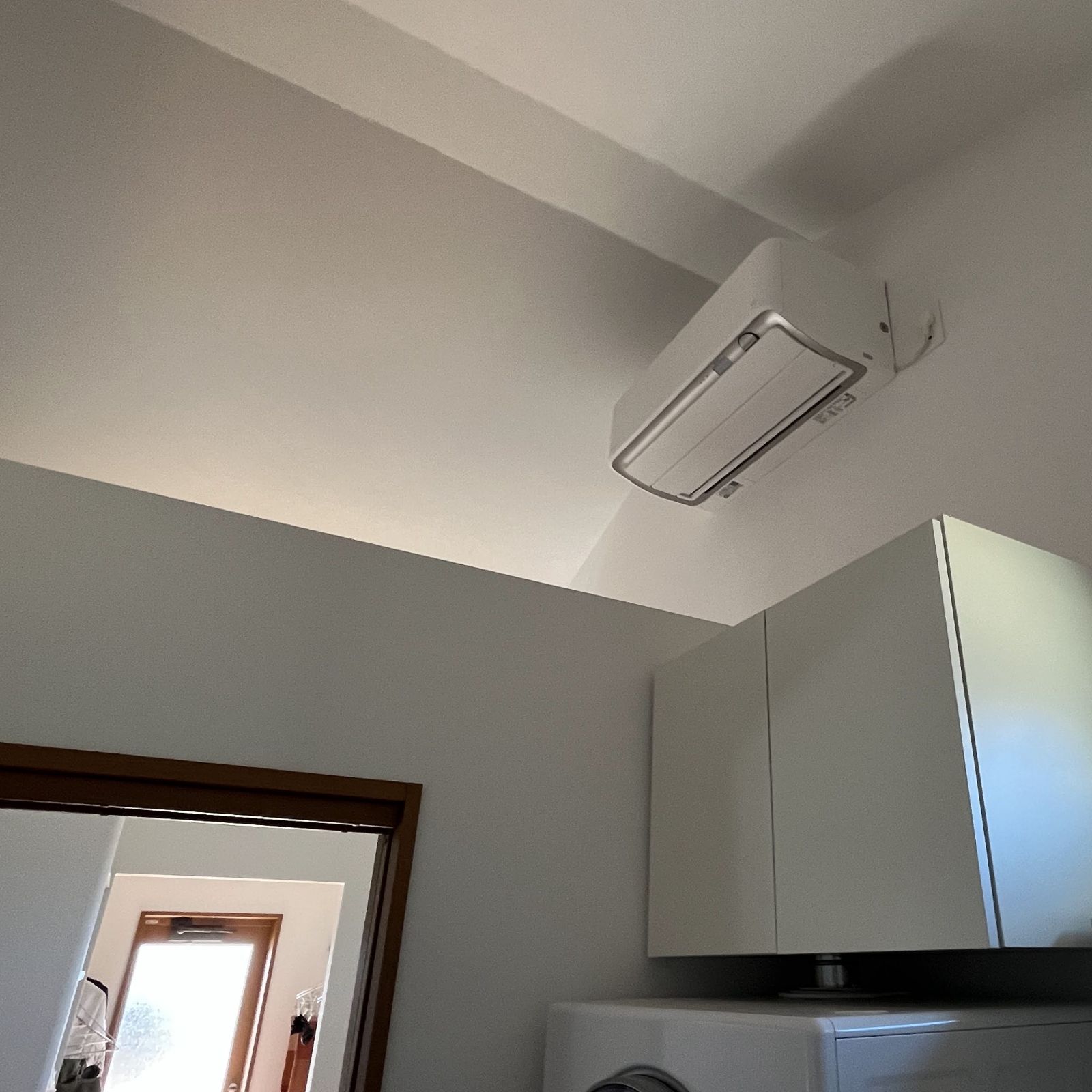 高い位置に設置したエアコンで室内の空気を循環させる設計