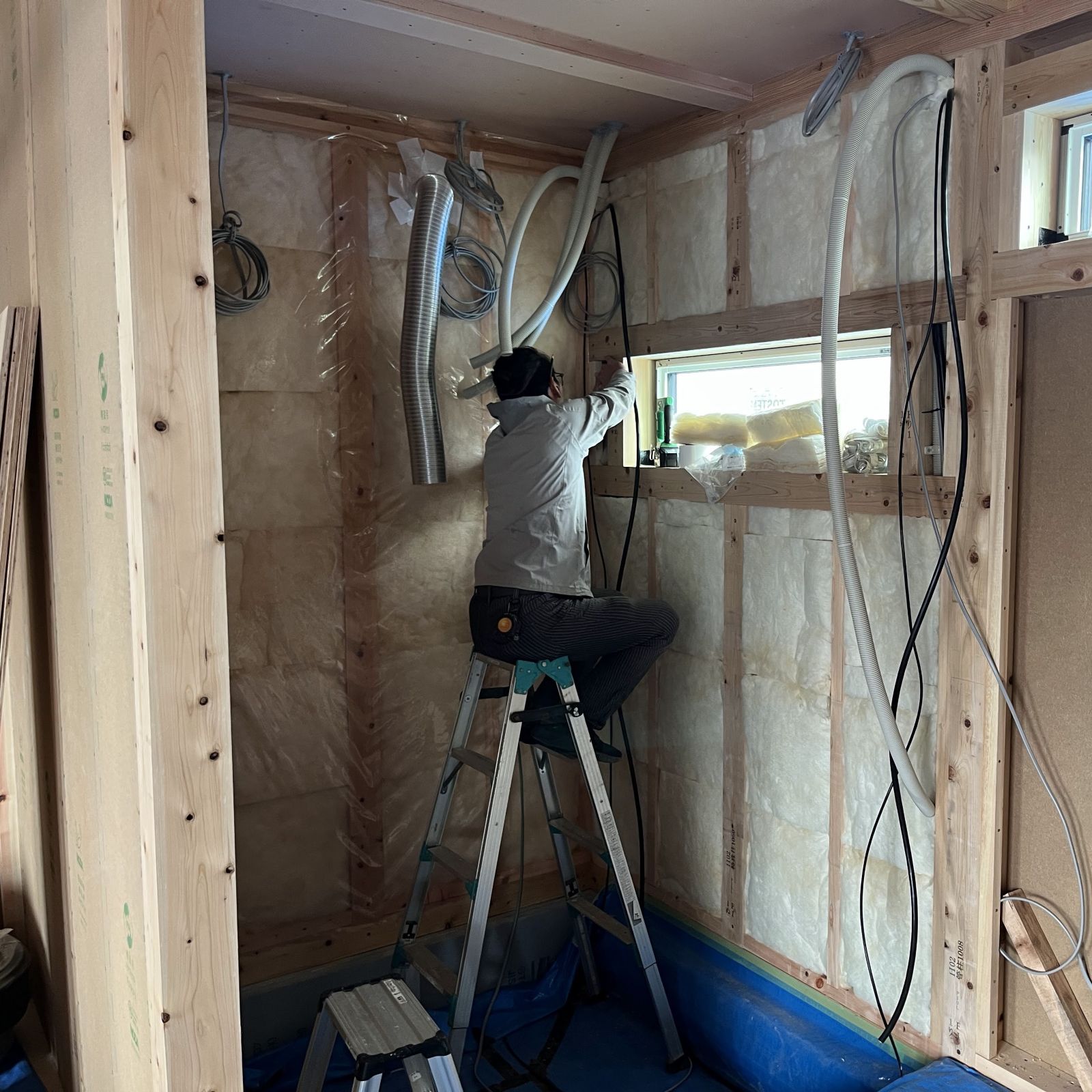 ユニットバス内の窓まわりの気密処理を行っている様子